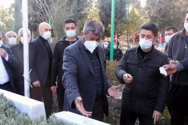 Son dakika haberi: Mezar taşları kırılan ikiz şehitlerin babası, 'Ahmet'imi, Mehmet'imi rahat bırakmıyor hainler' diyerek gözyaşı döktü (2) Son dakika haberi: Mezar taşları kırılan ikiz şehitlerin babası, 'Ahmet'imi, Mehmet'imi rahat bırakmıyor hainler' diyerek gözyaşı döktü (2)
