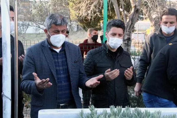 Son dakika haberi: Mezar taşları kırılan ikiz şehitlerin babası, 'Ahmet'imi, Mehmet'imi rahat bırakmıyor hainler' diyerek gözyaşı döktü (2) Son dakika haberi: Mezar taşları kırılan ikiz şehitlerin babası, 'Ahmet'imi, Mehmet'imi rahat bırakmıyor hainler' diyerek gözyaşı döktü (2)