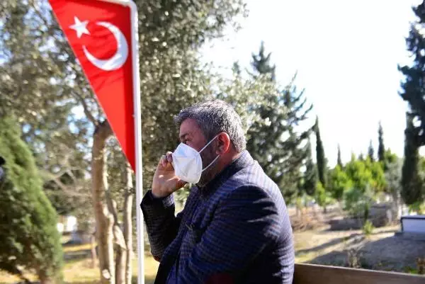 Mezar taşları kırılan ikiz şehitlerin babası, 'Ahmet'imi, Mehmet'imi rahat bırakmıyor hainler' diyerek gözyaşı döktü