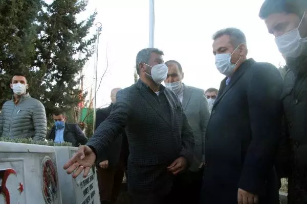 Son dakika haberi: Mezar taşları kırılan ikiz şehitlerin babası, 'Ahmet'imi, Mehmet'imi rahat bırakmıyor hainler' diyerek gözyaşı döktü (2) Son dakika haberi: Mezar taşları kırılan ikiz şehitlerin babası, 'Ahmet'imi, Mehmet'imi rahat bırakmıyor hainler' diyerek gözyaşı döktü (2)