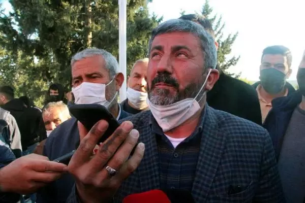 Son dakika haberi: Mezar taşları kırılan ikiz şehitlerin babası, 'Ahmet'imi, Mehmet'imi rahat bırakmıyor hainler' diyerek gözyaşı döktü (2) Son dakika haberi: Mezar taşları kırılan ikiz şehitlerin babası, 'Ahmet'imi, Mehmet'imi rahat bırakmıyor hainler' diyerek gözyaşı döktü (2)