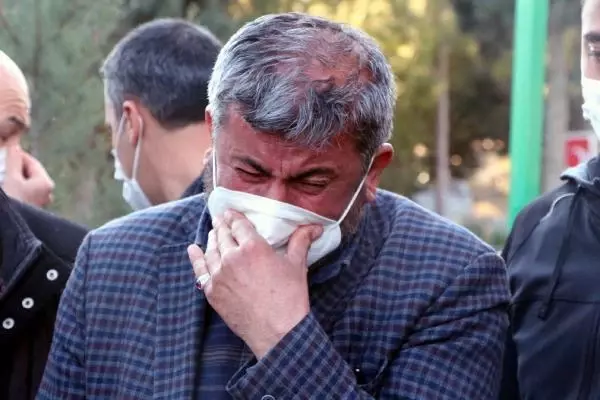 Son dakika haberi: Mezar taşları kırılan ikiz şehitlerin babası, 'Ahmet'imi, Mehmet'imi rahat bırakmıyor hainler' diyerek gözyaşı döktü (2) Son dakika haberi: Mezar taşları kırılan ikiz şehitlerin babası, 'Ahmet'imi, Mehmet'imi rahat bırakmıyor hainler' diyerek gözyaşı döktü (2)