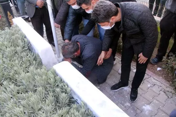 Son dakika haberi: Mezar taşları kırılan ikiz şehitlerin babası, 'Ahmet'imi, Mehmet'imi rahat bırakmıyor hainler' diyerek gözyaşı döktü (2) Son dakika haberi: Mezar taşları kırılan ikiz şehitlerin babası, 'Ahmet'imi, Mehmet'imi rahat bırakmıyor hainler' diyerek gözyaşı döktü (2)