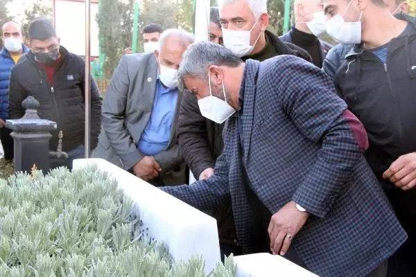 Son dakika haberi: Mezar taşları kırılan ikiz şehitlerin babası, 'Ahmet'imi, Mehmet'imi rahat bırakmıyor hainler' diyerek gözyaşı döktü (2) Son dakika haberi: Mezar taşları kırılan ikiz şehitlerin babası, 'Ahmet'imi, Mehmet'imi rahat bırakmıyor hainler' diyerek gözyaşı döktü (2)