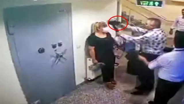 Müdürün, başına silah dayadığı kadın dehşet anlarını anlattı: Vurayım mı seni dedi Müdürün, başına silah dayadığı kadın dehşet anlarını anlattı: Vurayım mı seni dedi