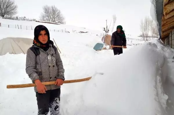Muş'ta, 1800 rakımdaki evler kara gömüldü Muş'ta, 1800 rakımdaki evler kara gömüldü