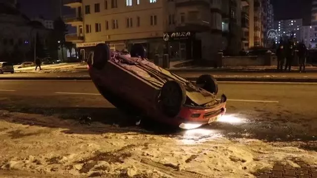 Otomobiliyle kaza yapan alkollü sürücüye sokağa çıkma kısıtlamasını ihlalden ceza yazıldı Otomobiliyle kaza yapan alkollü sürücüye sokağa çıkma kısıtlamasını ihlalden ceza yazıldı