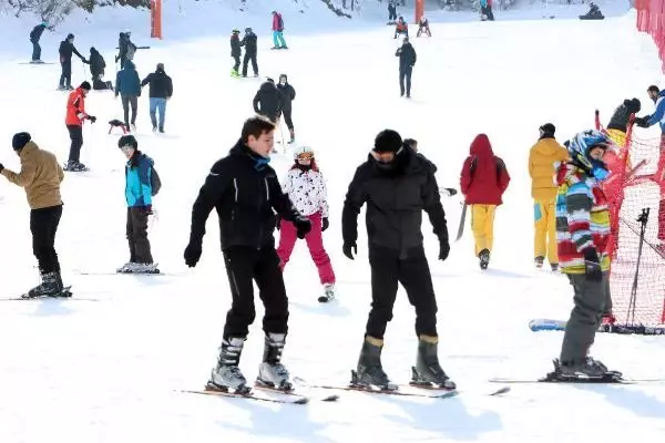 Palandöken'de kısıtlamadan muaf tatilcilerin kayak keyfi Palandöken'de kısıtlamadan muaf tatilcilerin kayak keyfi