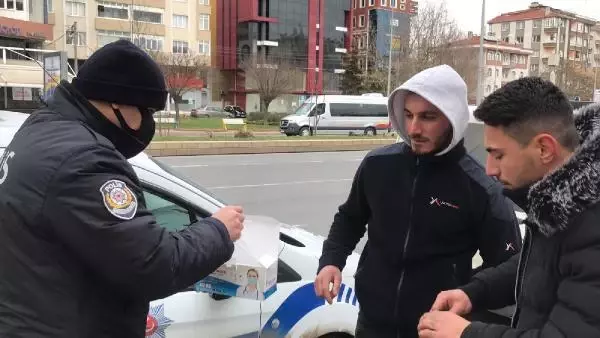 Polis, maske takmayanlara ceza kesip maske verdi Polis, maske takmayanlara ceza kesip maske verdi