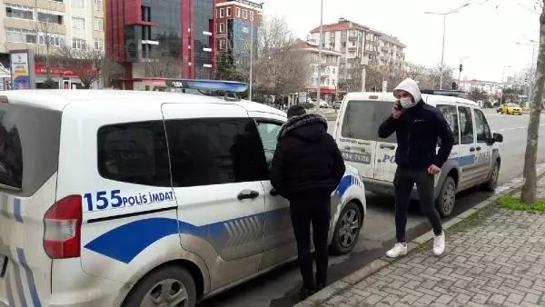 Polis, maske takmayanlara ceza kesip maske verdi Polis, maske takmayanlara ceza kesip maske verdi