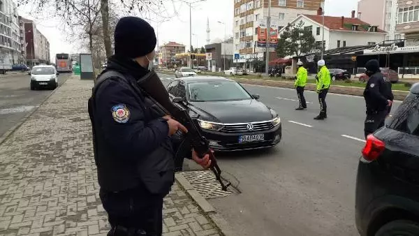 Polis, maske takmayanlara ceza kesip maske verdi Polis, maske takmayanlara ceza kesip maske verdi