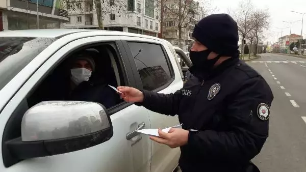 Polis, maske takmayanlara ceza kesip maske verdi Polis, maske takmayanlara ceza kesip maske verdi