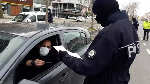 Polis, maske takmayanlara ceza kesip maske verdi Polis, maske takmayanlara ceza kesip maske verdi