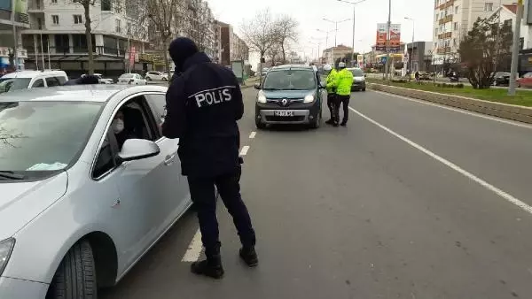 Polis, maske takmayanlara ceza kesip maske verdi Polis, maske takmayanlara ceza kesip maske verdi