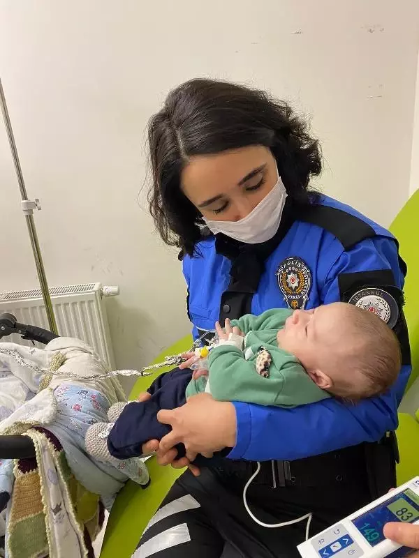 Polislerden, tedavi gören 64 çocuğa moral ziyareti Polislerden, tedavi gören 64 çocuğa moral ziyareti