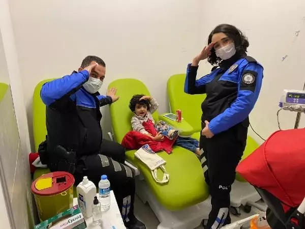 Polislerden, tedavi gören 64 çocuğa moral ziyareti Polislerden, tedavi gören 64 çocuğa moral ziyareti