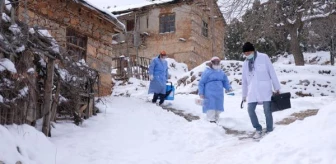 Sağlıkçıların karla kaplı Toros Dağı eteklerindeki zorlu 'aşı' mesaisi