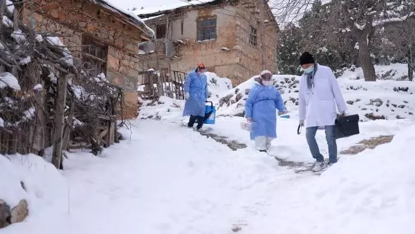 Sağlıkçıların karla kaplı Toros Dağı eteklerindeki zorlu 'aşı' mesaisi Sağlıkçıların karla kaplı Toros Dağı eteklerindeki zorlu 'aşı' mesaisi