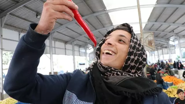Şanlıurfa'da biberler tükenince, acı yemeden duramayan halk için Antalya'dan Şili biberi getirtildi Şanlıurfa'da biberler tükenince, acı yemeden duramayan halk için Antalya'dan Şili biberi getirtildi