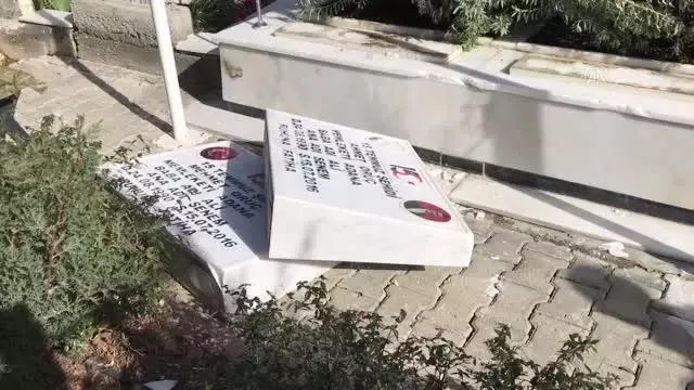 Son dakika haber: Şehit kabirlerinin de arasında olduğu 79 mezar tahrip edildi (2) Son dakika haber: Şehit kabirlerinin de arasında olduğu 79 mezar tahrip edildi (2)
