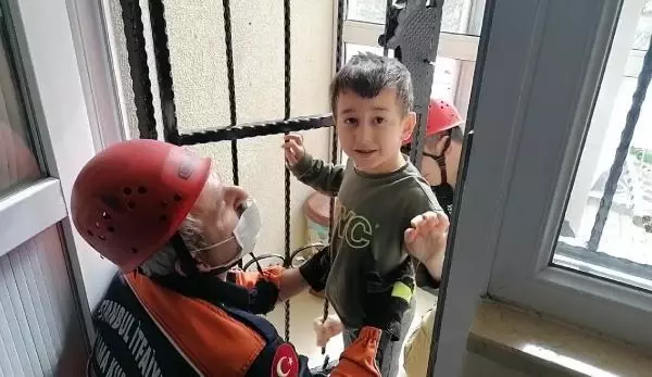 Son dakika haberleri... Silivri'de 6 yaşındaki çocuğun kafası kapı demirine sıkıştı Son dakika haberleri... Silivri'de 6 yaşındaki çocuğun kafası kapı demirine sıkıştı