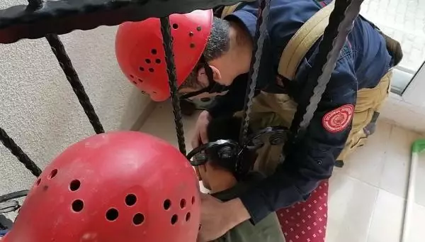 Son dakika haberleri... Silivri'de 6 yaşındaki çocuğun kafası kapı demirine sıkıştı Son dakika haberleri... Silivri'de 6 yaşındaki çocuğun kafası kapı demirine sıkıştı