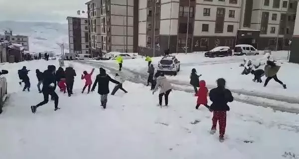 Şırnak'ta çocuklar ve polislerin kar topu savaşı Şırnak'ta çocuklar ve polislerin kar topu savaşı