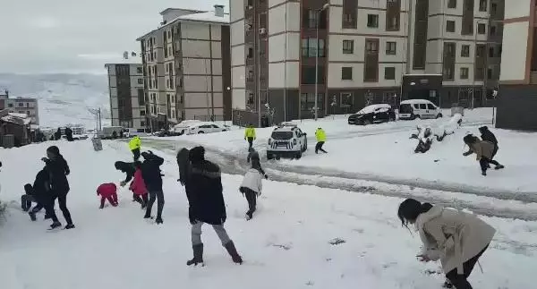 Şırnak'ta çocuklar ve polislerin kar topu savaşı Şırnak'ta çocuklar ve polislerin kar topu savaşı