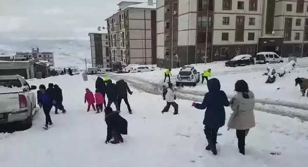 Şırnak'ta çocuklar ve polislerin kar topu savaşı Şırnak'ta çocuklar ve polislerin kar topu savaşı