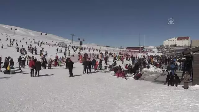 Snowboard 2. Etap Yarışları'nda birincilere ödülleri verildi Snowboard 2. Etap Yarışları'nda birincilere ödülleri verildi