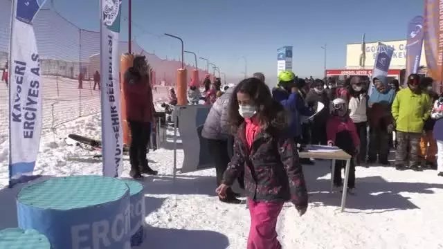 Snowboard 2. Etap Yarışları'nda birincilere ödülleri verildi Snowboard 2. Etap Yarışları'nda birincilere ödülleri verildi