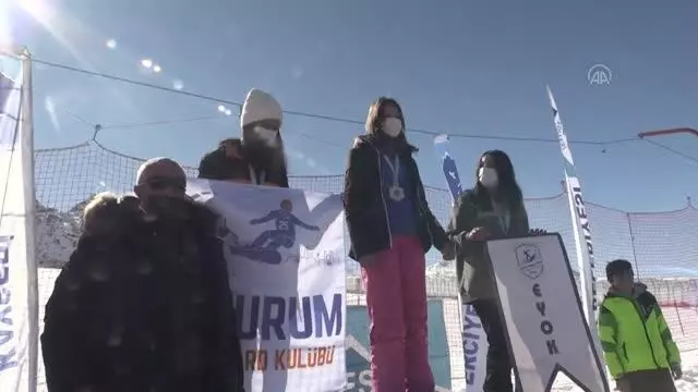 Snowboard 2. Etap Yarışları'nda birincilere ödülleri verildi Snowboard 2. Etap Yarışları'nda birincilere ödülleri verildi