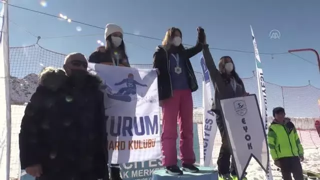 Snowboard 2. Etap Yarışları'nda birincilere ödülleri verildi Snowboard 2. Etap Yarışları'nda birincilere ödülleri verildi