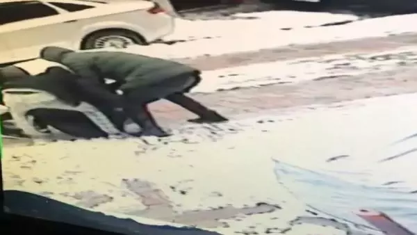 Sultangazi'de gaspçı dehşeti kamerada Sultangazi'de gaspçı dehşeti kamerada
