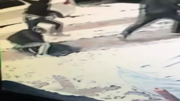 Sultangazi'de gaspçı dehşeti kamerada Sultangazi'de gaspçı dehşeti kamerada