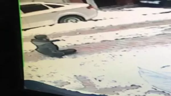 Sultangazi'de gaspçı dehşeti kamerada Sultangazi'de gaspçı dehşeti kamerada