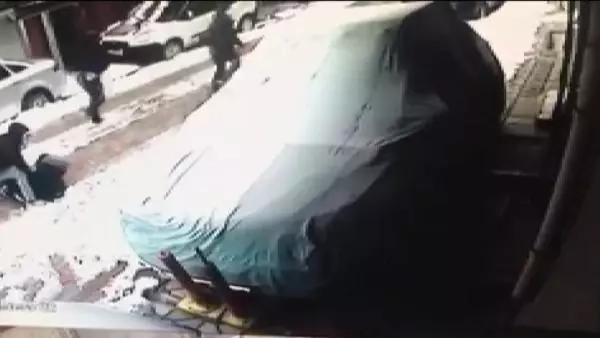 Sultangazi'de gaspçı dehşeti kamerada Sultangazi'de gaspçı dehşeti kamerada