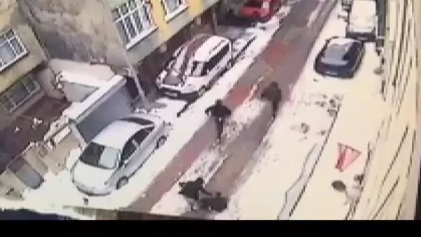 Sultangazi'de gaspçı dehşeti kamerada Sultangazi'de gaspçı dehşeti kamerada