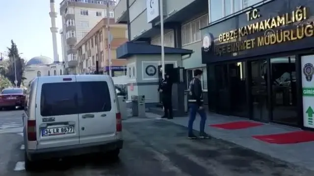 Telefon dolandırıcılığı iddiasıyla yakalanan iki zanlı tutuklandı Telefon dolandırıcılığı iddiasıyla yakalanan iki zanlı tutuklandı