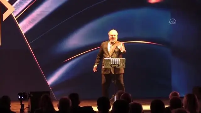 Tenor Hakan Aysev, Alanya'nın fethinin 800. yılına özel bestelenen 'Fetih Marşı'nı yorumladı Tenor Hakan Aysev, Alanya'nın fethinin 800. yılına özel bestelenen 'Fetih Marşı'nı yorumladı