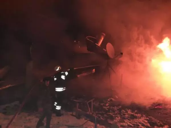 Trabzon'da tek katlı ev ile samanlıkta yangın Trabzon'da tek katlı ev ile samanlıkta yangın