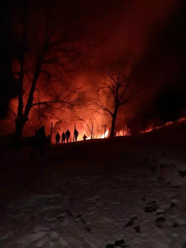 Trabzon'da tek katlı ev ile samanlıkta yangın Trabzon'da tek katlı ev ile samanlıkta yangın