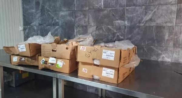 Tuzla'da son kullanım tarihi geçmiş 70 kilo tavuk eti ele geçirildi Tuzla'da son kullanım tarihi geçmiş 70 kilo tavuk eti ele geçirildi