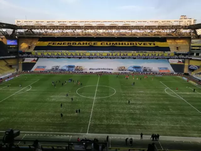 Ülker Stadı'nın bozuk zeminine taraftar, sosyal medyada isyan etti Ülker Stadı'nın bozuk zeminine taraftar, sosyal medyada isyan etti