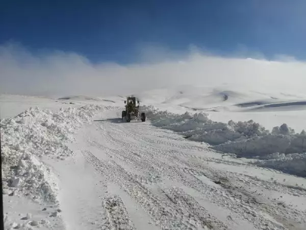 Van'da 115 yerleşim biriminin yolu kardan kapandı; ekipler açmak için çalışıyor Van'da 115 yerleşim biriminin yolu kardan kapandı; ekipler açmak için çalışıyor