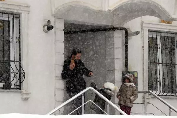 Van'da kısıtlamada evde kalanlara kar altında sokak konseri; balkonda ve camda eğlendiler Van'da kısıtlamada evde kalanlara kar altında sokak konseri; balkonda ve camda eğlendiler