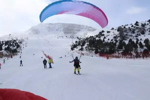 Hızı saatte 150 kilometreyi aşan 'serbest atlayış' nefesleri kesti (2) Hızı saatte 150 kilometreyi aşan 'serbest atlayış' nefesleri kesti (2)