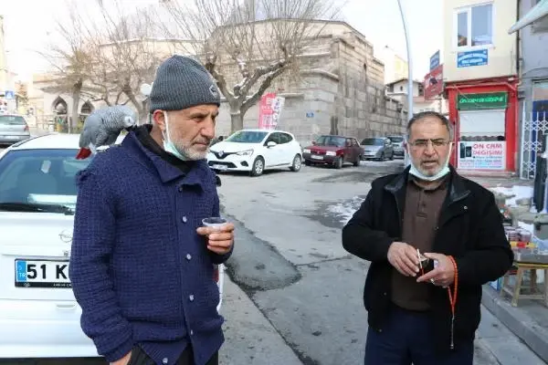 14 yıldır papağını omzundan indirmiyor 14 yıldır papağını omzundan indirmiyor