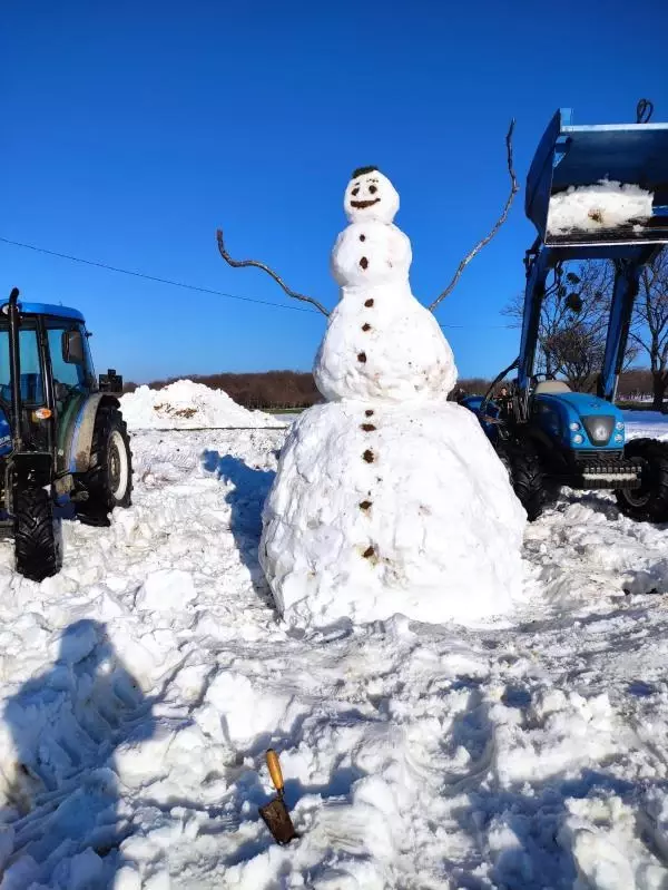 3 saatte 4 metre boyunda kardan adam yaptılar 3 saatte 4 metre boyunda kardan adam yaptılar