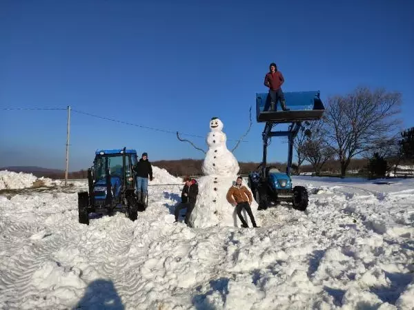 3 saatte 4 metre boyunda kardan adam yaptılar 3 saatte 4 metre boyunda kardan adam yaptılar